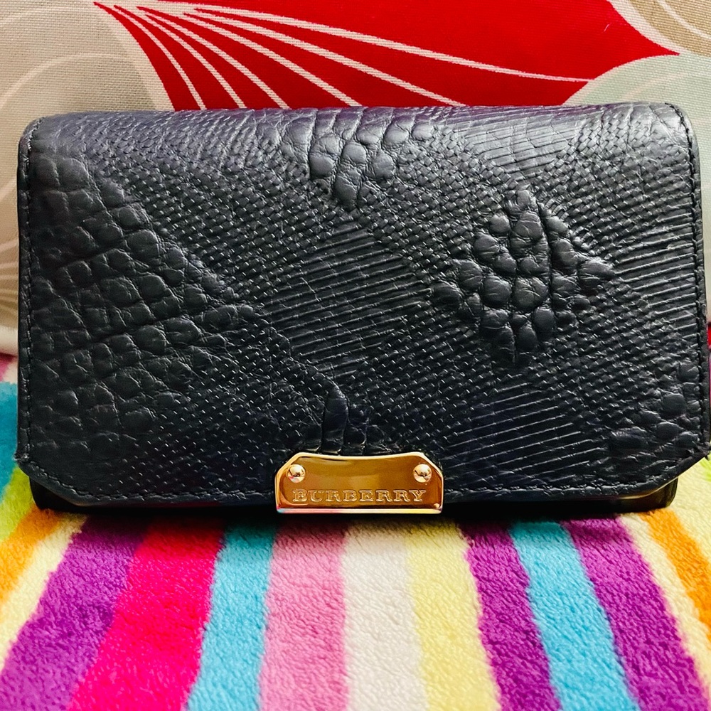 $$$SOLD$$$ Gently used Burberry BIFOLD Medium sized wallet, authentic. $$SOLD$$